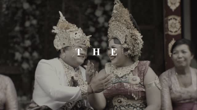 Tedung dan sesajen berjajar di tepi danau di Pura Ulun Danu Beratan. — 2